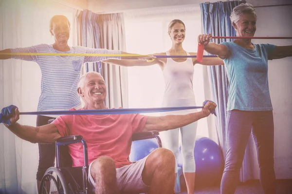 Seniorer stretching under fitness klass — Stockfoto