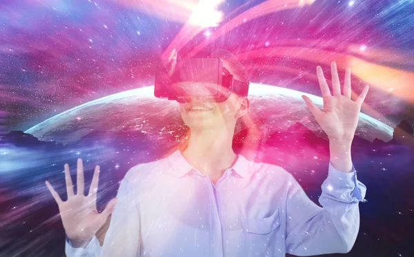 Бизнесвумен, переживающая виртуальную реальность — стоковое фото