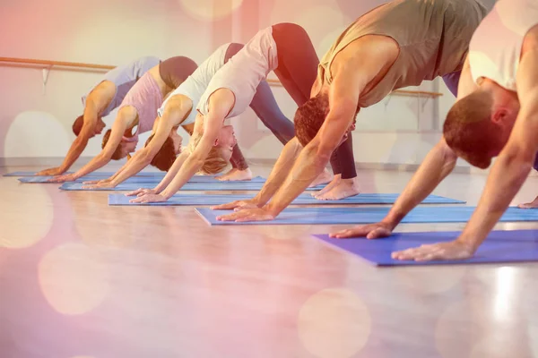 Vista laterale di persone che eseguono yoga — Foto Stock