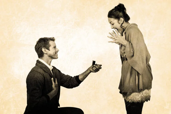 Homem oferecendo anel de noivado ao parceiro — Fotografia de Stock