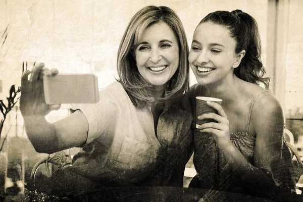 Madre prendendo selfie con figlia — Foto Stock