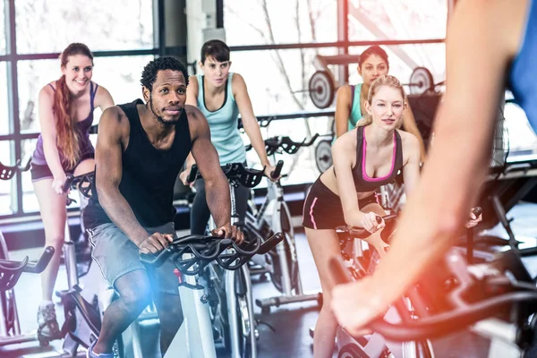 Fitte Menschen trainieren beim Spinning-Kurs — Stockfoto