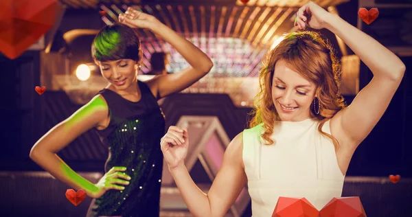 Vriendinnen dansen op de dansvloer — Stockfoto