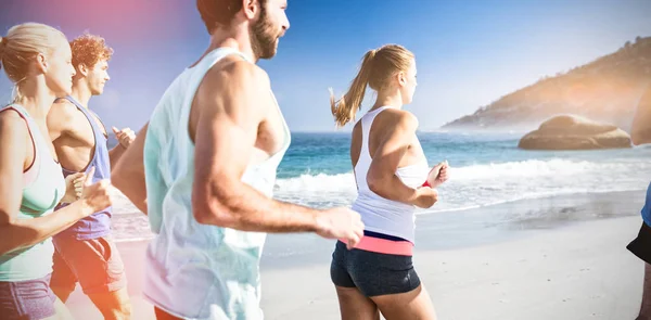 Ludzie jogging na plaży — Zdjęcie stockowe