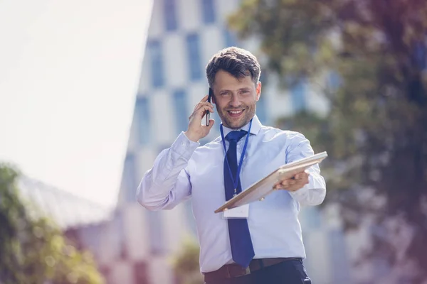 Portrait of businessman talking on mobile phone — Stock Photo, Image