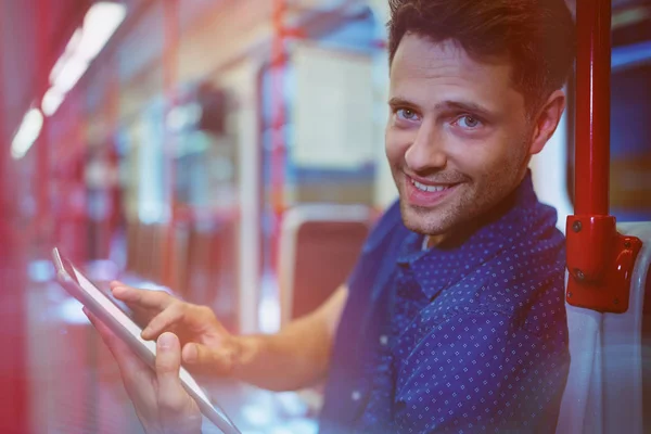 Retrato de homem bonito usando tablet digital no trem — Fotografia de Stock