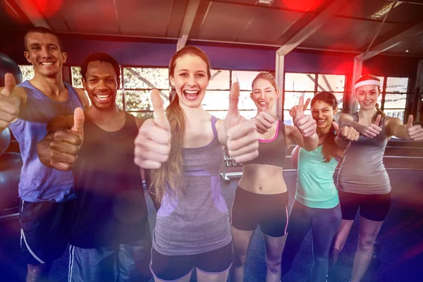 Classe di fitness in posa insieme con i pollici in su — Foto Stock