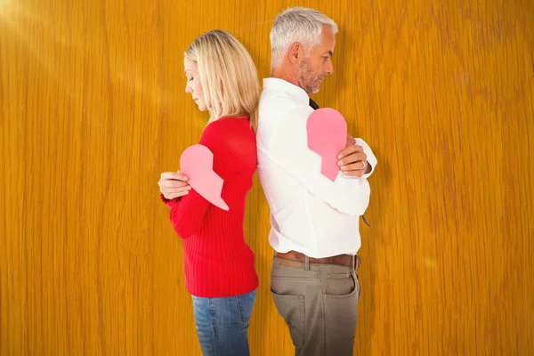 Couple holding halves of broken heart — Stock Photo, Image