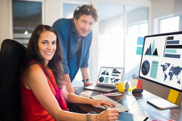 Les gens d'affaires travaillant dans le bureau — Photo