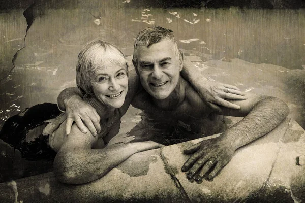 Retrato de feliz casal sênior na piscina — Fotografia de Stock