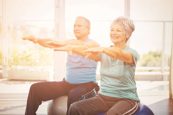 Heureux couple de personnes âgées effectuant exercice — Photo