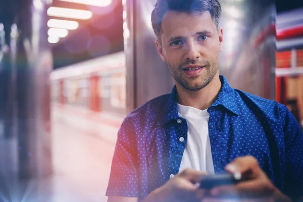 Retrato de homem jovem usando telefone celular — Fotografia de Stock