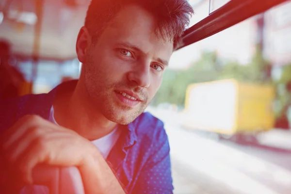 Ritratto di uomo che viaggia in autobus — Foto Stock