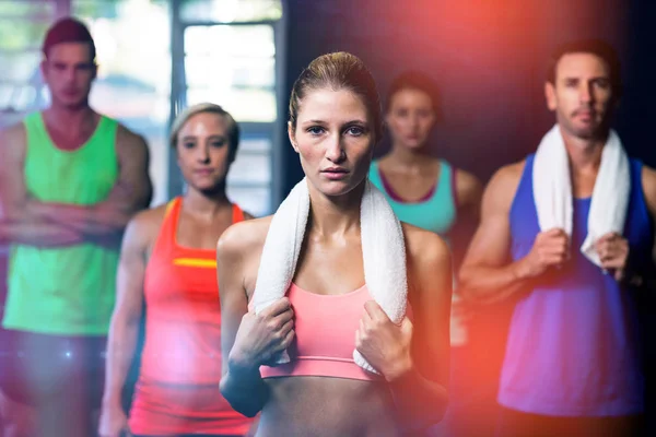 Portrait de jeunes amis sérieux au gymnase — Photo