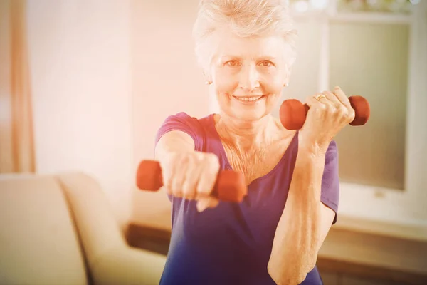 Woman exercising with dumbbells — Stock Photo, Image