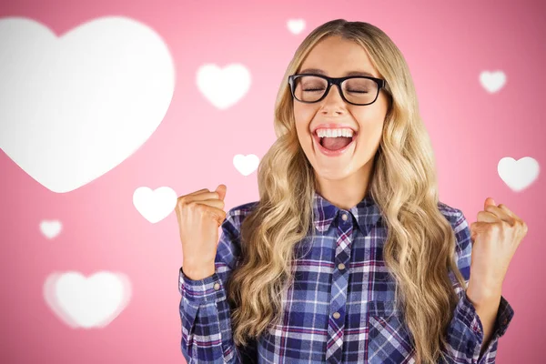 Splendida hipster bionda che celebra il successo — Foto Stock