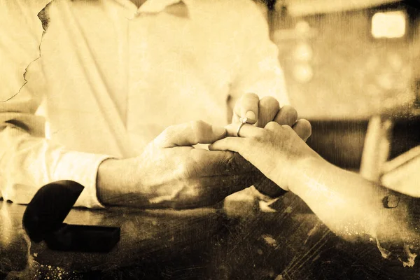 Homme mettant bague de fiançailles sur le doigt des femmes — Photo