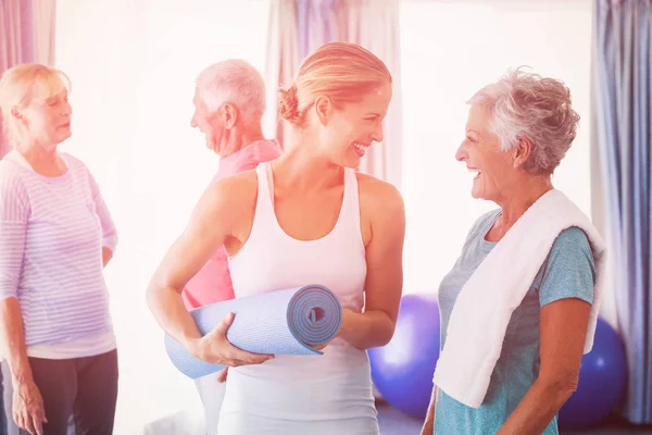 Instructor standing together with seniors — Stock Photo, Image