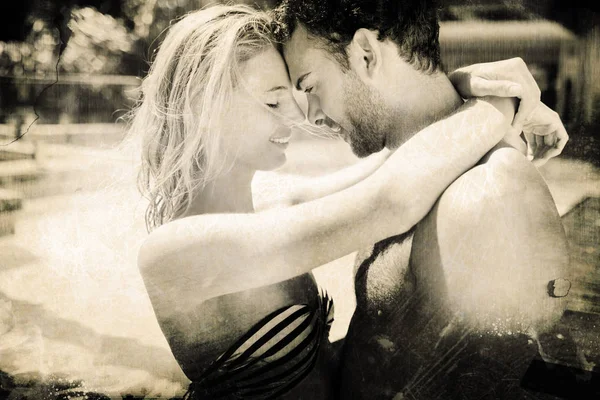 Happy couple embracing in pool — Stock Photo, Image