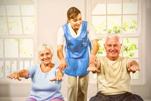 Krankenschwester hilft älteren Mann und Frau — Stockfoto