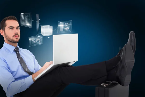 Uomo d'affari seduto sul pavimento con i piedi sulla valigia 3d — Foto Stock