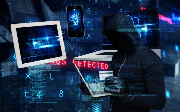 Hacker met laptop en credir kaart — Stockfoto