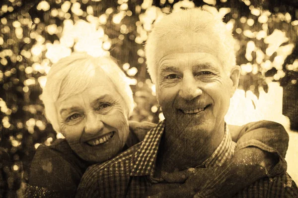 Kendine güvenen emekli çift kucaklayan — Stok fotoğraf