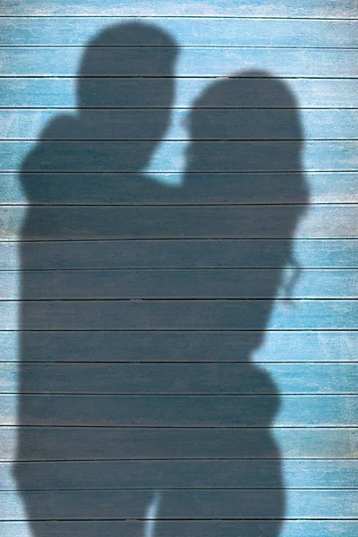 Тень счастливой молодой пары, обнимающейся — стоковое фото