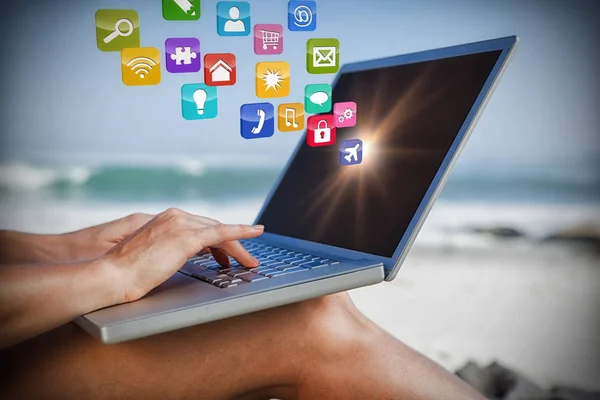 Vrouw zittend op strand met behulp van haar laptop 3d — Stockfoto