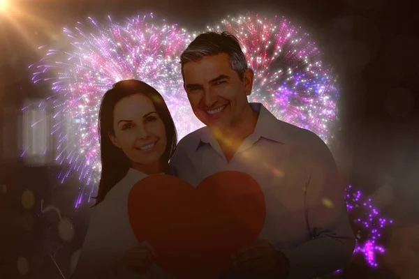 Paar houden grote hart vorm papier — Stockfoto