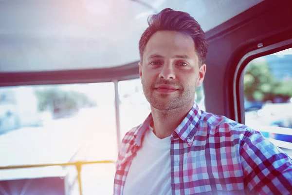 Портрет человека, путешествующего в автобусе — стоковое фото
