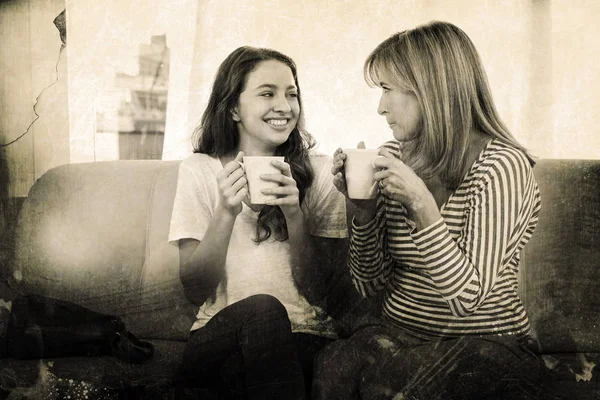 Madre e hija bebiendo té — Foto de Stock