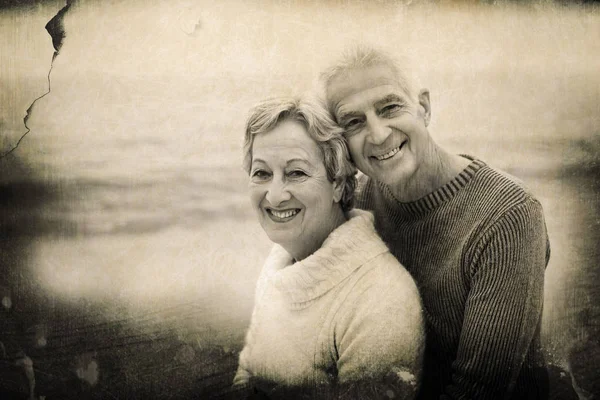 年长的夫妇拥抱在海滩 — 图库照片
