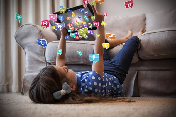 Meisje met behulp van digitale Tablet PC in de woonkamer 3d — Stockfoto