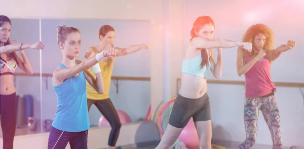 Gruppo di donne che esercitano sul stepper aerobico — Foto Stock