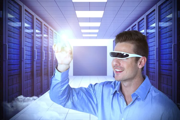 Hombre apuntando mientras usa gafas de video virtuales — Foto de Stock