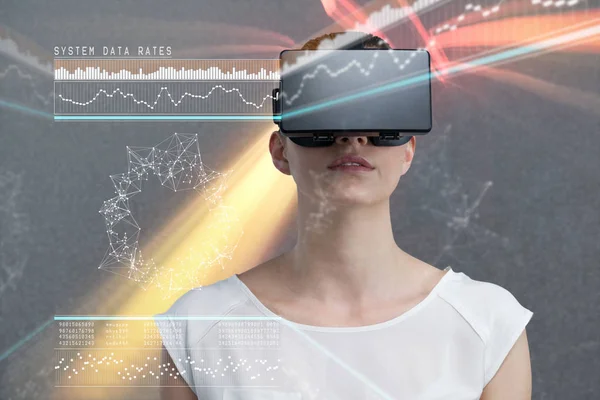 Mulher séria usando simulador de realidade virtual — Fotografia de Stock