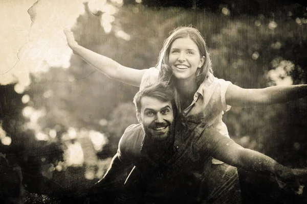 Sorrindo jovem casal se divertindo — Fotografia de Stock