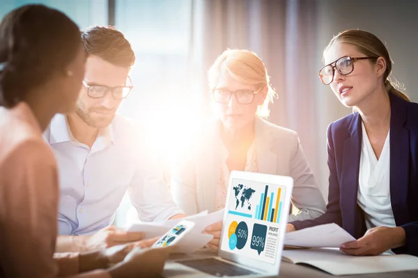 Колеги обговорюють, сидячи в офісі