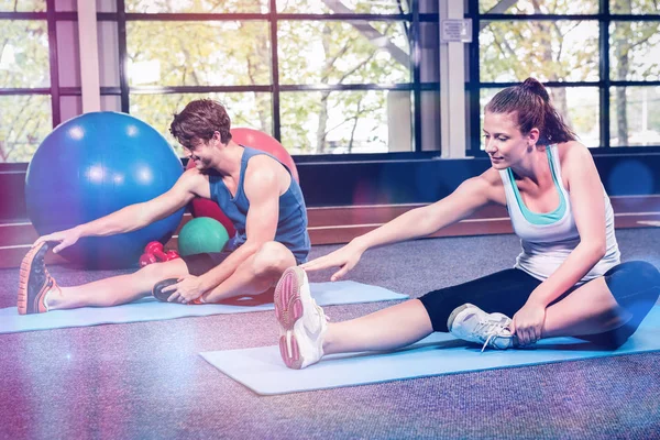 Uomo e donna che eseguono esercizio di fitness — Foto Stock