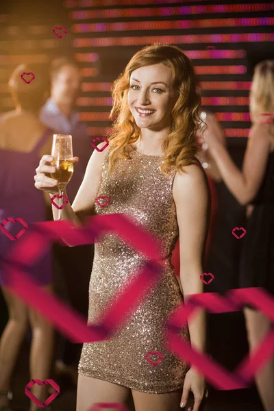 Kvinna som håller i ett glas champagne — Stockfoto
