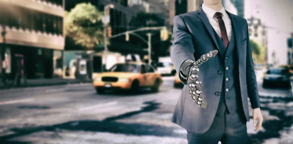 Композиция компьютерной графики с изображением бизнесмена с роботизированной рукой — стоковое фото