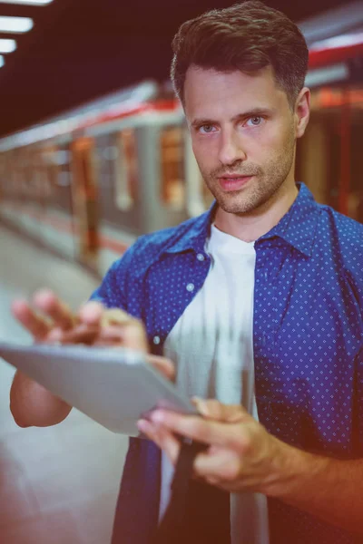 Portrait d'un bel homme utilisant une tablette numérique — Photo