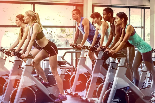 Ajustar a las personas que trabajan en la clase de spinning — Foto de Stock