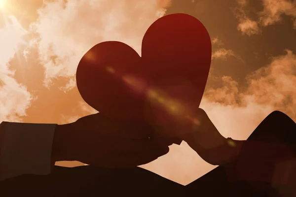 Couple holding heart — Stock Photo, Image