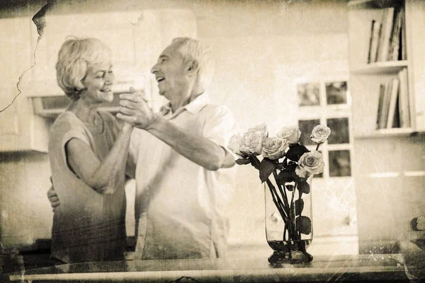 Веселая пара на пенсии танцует — стоковое фото