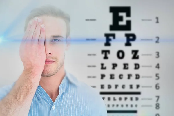 Composietbeeld van kijkende patiënt kijken camera met één oog — Stockfoto