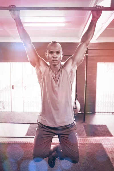 Retrato de un atleta haciendo flexiones en el gimnasio —  Fotos de Stock