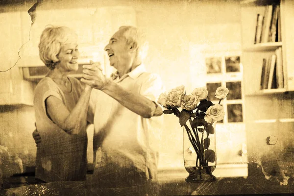 Wesoły para emerytów, taniec — Zdjęcie stockowe