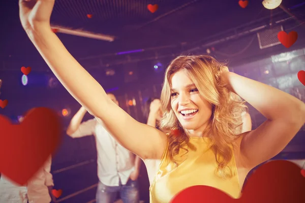 Mujer feliz bailando alegremente —  Fotos de Stock